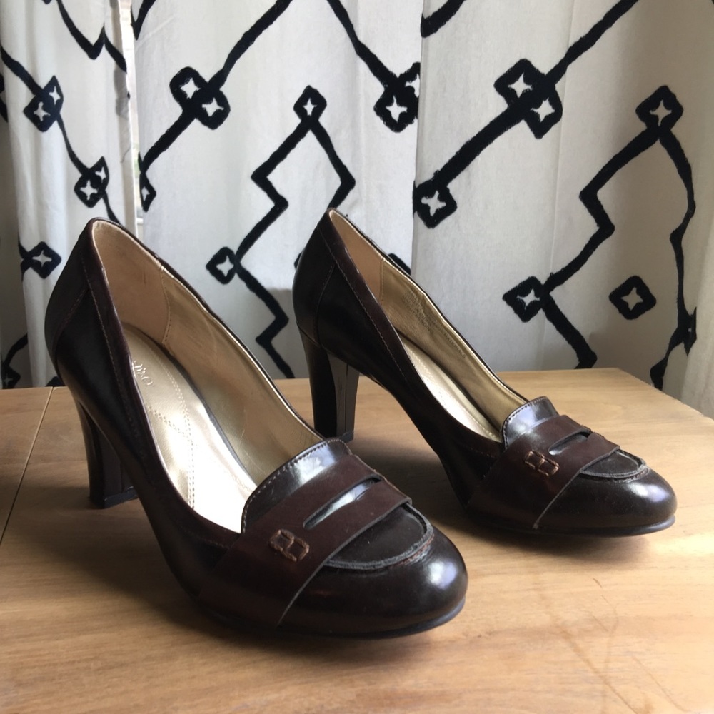 EUC Naturalizer brown leather penny loafer heels